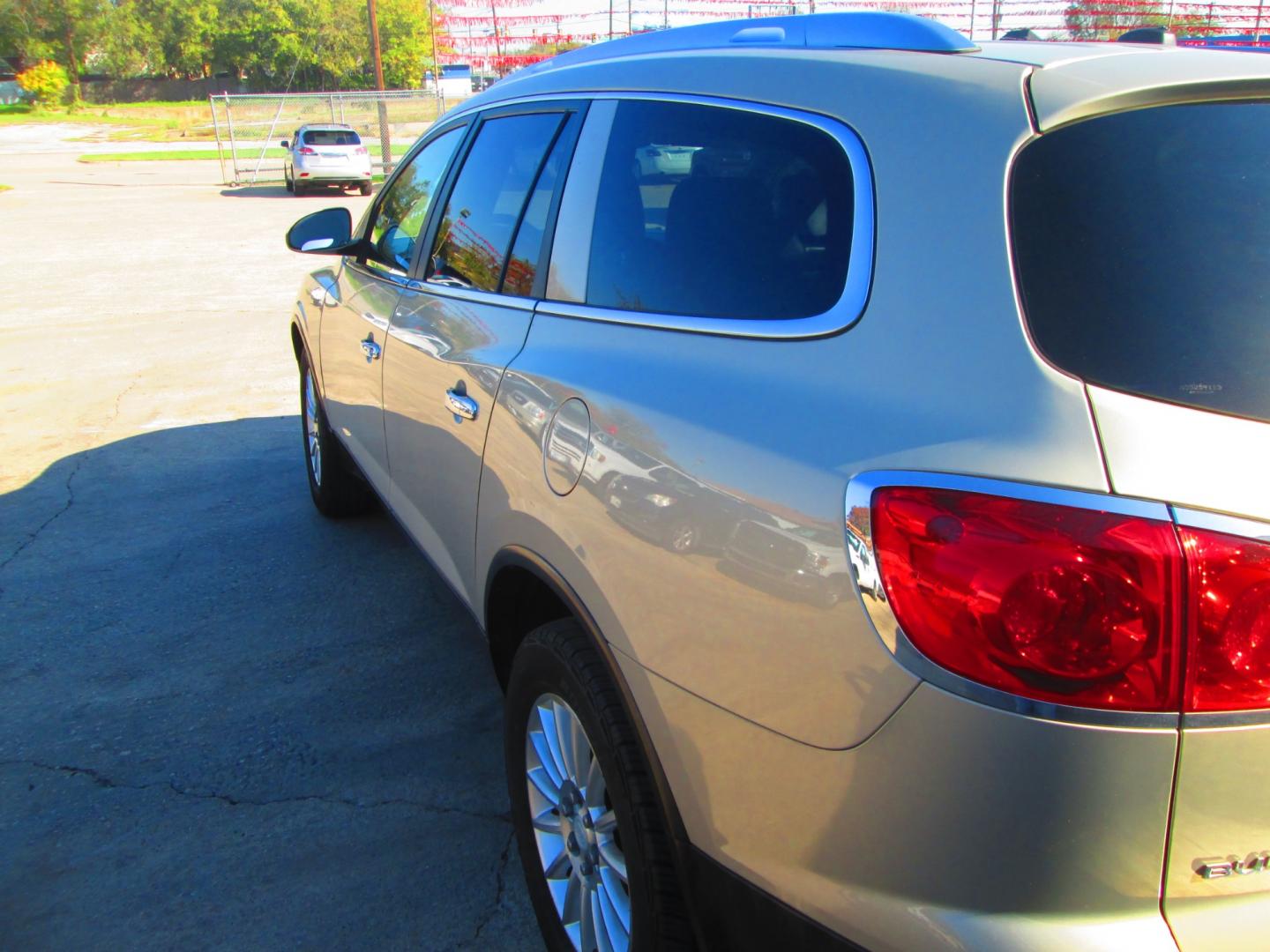 2012 GOLD Buick Enclave Leather AWD (5GAKVCED6CJ) with an 3.6L V6 DOHC 24V engine, 6-Speed Automatic Overdrive transmission, located at 1815 NE 28th St., Fort Worth, TX, 76106, (817) 625-6251, 32.795582, -97.333069 - Photo#8